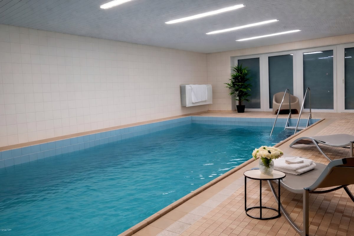 Ruhige Wasseroberfläche des privaten Pools